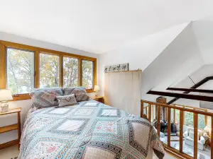 Lakefront Home with Private Beach & Gorgeous Peninsula Location - Dogs OK