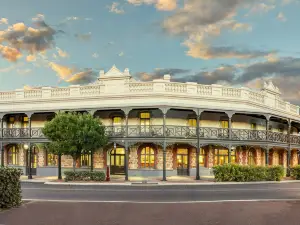 Farmers Home Hotel