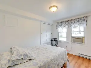 Walk to Bay and Ocean Pet-Friendly Surf City Apt