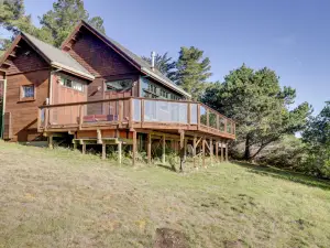 Romantic Ridgetop Escape w/ Hot Tub Near Mendocino