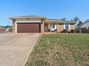 Amy Ln-Newly Remodeled Home w/ Outdoor Dining Area