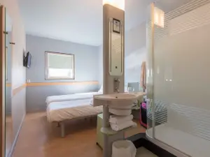 宜必思快捷昂貝略昂比熱蓋亞爾城堡酒店