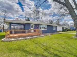 Cottage w/ Sunroom & Fire Pit, Walk to Lake!