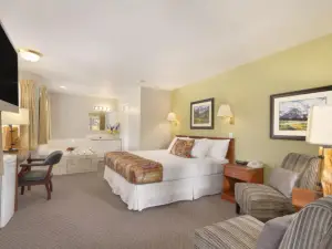 Travelodge by Wyndham Golden Sportsman Lodge