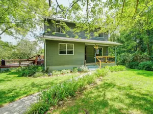 Blacksburg Hideaway with Hot Tub about 5 Mi to Campus!