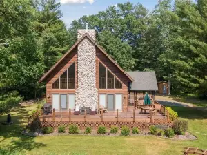 Beautiful, modern log cabin on a great swimming and fishing lake with privacy!