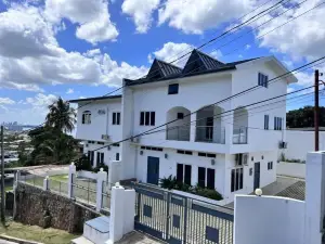 Glencoe Townhome with Loft Jacuzzi and Pool