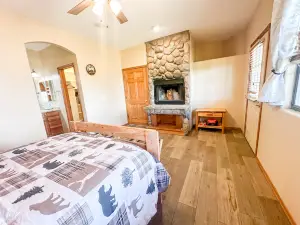 Cozy Retreat with Aesthetic Fireplace and Spacious Living - Charming Escape
