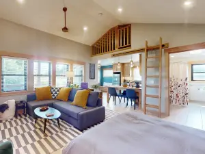 Designer Cottage | Accessible Kitchen & Bathroom | 5 Minutes to Downtown