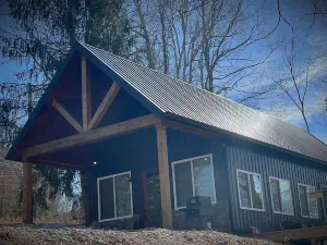 Nash’s cabin in Leitchfield that is Pet Friendly, WIFI, w/ Creek.