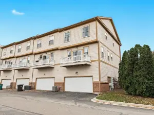 Exquisite Condo in Howell