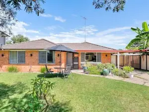 Cheerful 3 Bedroom House with Free Parking