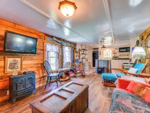 Fenced Yard: Quaint Cabin Near Lake Texoma!