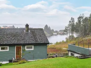 Awesome Home in Bøvågen with 4 Bedrooms and Wifi