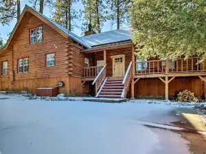 Pine Mountain Club Log Home w/ Deck + Grill!