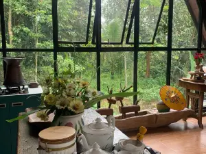 Saung Kawung - Cabin in the woods nearby the lake