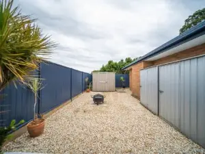 Springfield Breeze - Newly furnished home, Sunny Patio and BBQ
