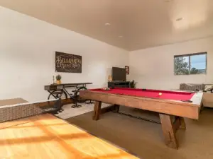 Juniper Mountain Retreat- Hot Tub, Views, Between Zion and Bryce
