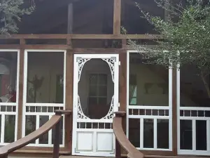 Cozy 1-bedroom loft efficiency apartment in tranquil Ledbetter with WiFi, AC