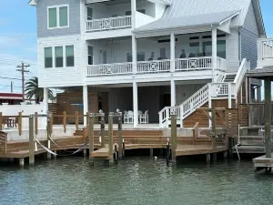 NEW Waterfront Luxury House, Boat Lift, Fishing Dock, Swimming Pool, Great Views
