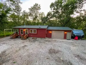 CLOSEST Cabin to Rathbun Lake - Unique Cabin in the WOODS - Sleeps 10!