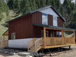 Cozy Cabin with mountain views close to rock creek!