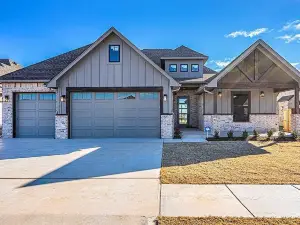 Luxurious Living in Mustang - Executive style home, great for families!