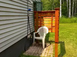 4 Bed 2 Bath Escape in the Woods. 10 minutes to the beach!