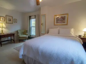 Moore House Inn & Cabins