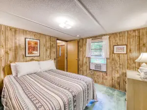 House near the lake - full kitchen, washer/dryer, quiet location
