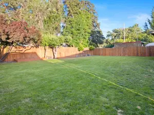 Central Escape- Large Backyard with Hot Tub