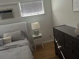 Charming 2-bedroom house in Bridgeport.Trumbull/Fairfield line with AC, WiFi.