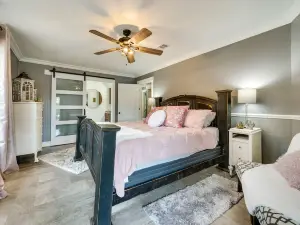 Broken Bow Vacation Rental w/ Pool & Hot Tub!