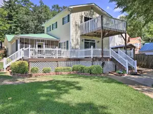 Charming Georgia Abode w/ Hot Tub & Grill!