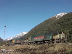 Super Cosy Alpine House, Sleeps 6, 4 Beds, in the Mountains But Near Road and Railroad