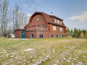 < 1 Mi to Kenai River: Spacious Cabin w/ Deck!
