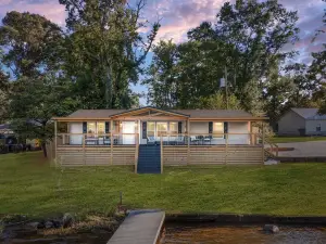PJinx and Grace Peaceful Lake front 3BR/2ba