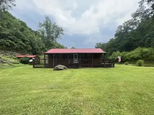 Quiet cabin in the hills close to the trails and other outdoor activities.<br>