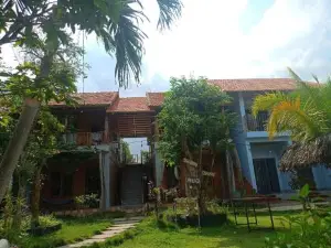 Sunny Eco Lodge