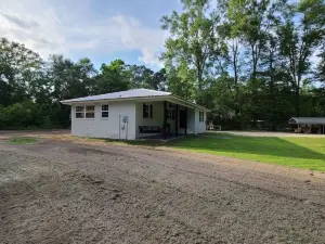 Charming Farmhouse Retreat - Soaking tub, Hot tub barn