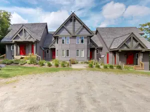Ski-in/ski-out townhome with great views & deluxe resort amenities