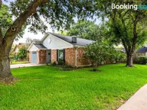 Spacious Furnished Family Home Near Downtown Katy & Asian Town - Premium Amenities