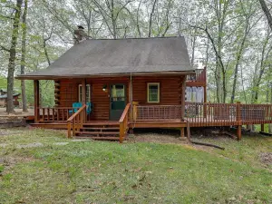 Cozy Eureka Springs Studio w/ Deck ~ 4 Mi to Town!