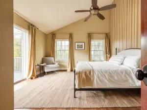 Cortland by AvantStay Charming Heritage Estate w Private Lake Pool