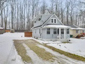 Cozy Home w/ Fire Pit: 2 Blocks to Lake Mary!
