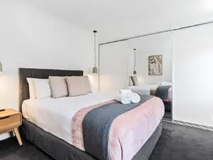 Robinia Guest House - Warmth & Minimalism