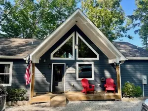 Sleeps 25/PRIVATE DOCK CHEF KITCHEN WITH ICE MAKER! Great fire pit, game area