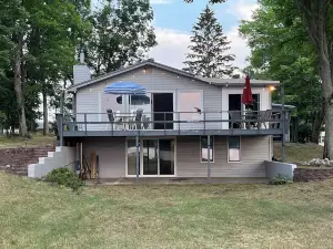 Canadian Lakes Lakeside Cottage Getaway! New owners with great amenities!