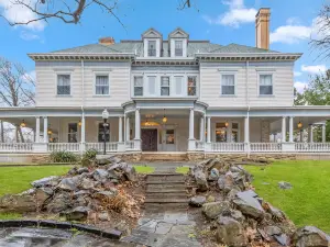 1897 MANSION 30 min to NYC Sleeps up to 26 with 12 bedrooms and 7 and 1/2 baths