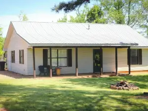 Cozy home right off the Pig Trail, in the Ozarks